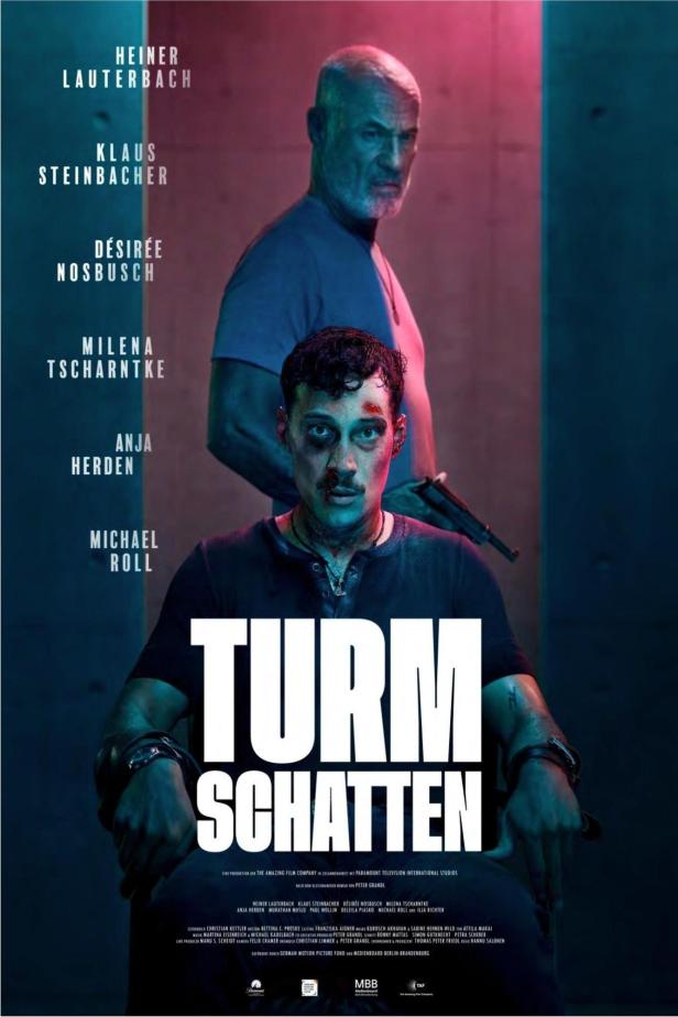 Das Filmplakat für „Turm Schatten“ zeigt einen verletzten Mann im Rollstuhl und einen bedrohlich wirkenden älteren Mann im Hintergrund.