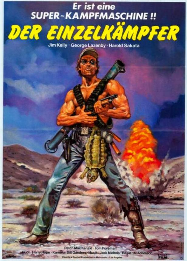 Das Filmplakat für „Der Einzelkämpfer“ zeigt einen muskulösen Mann mit Waffen vor einer Explosion.