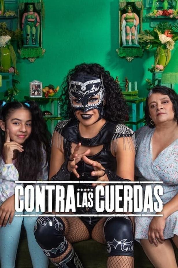 Eine Luchadora mit Maske posiert mit einem Mädchen und einer älteren Frau für das Poster von „Contra las Cuerdas“.