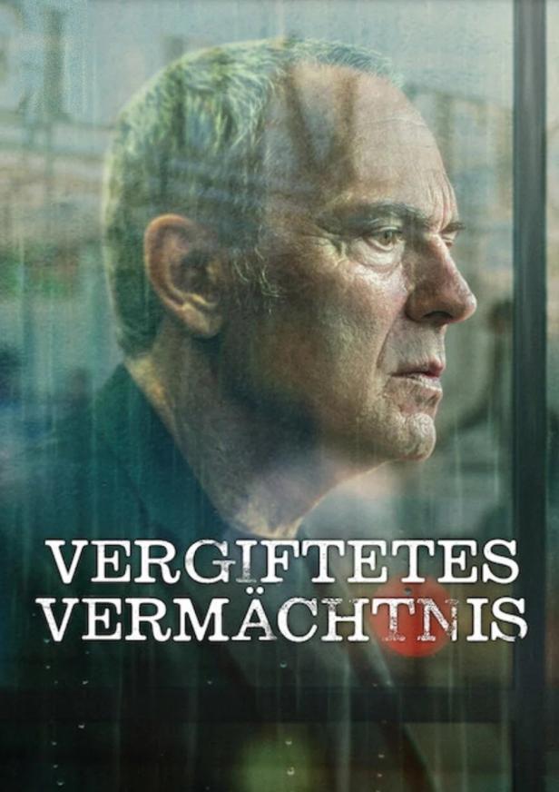 Ein Mann blickt nachdenklich aus dem Fenster, im Hintergrund der Titel „Vergiftetes Vermächtnis“.