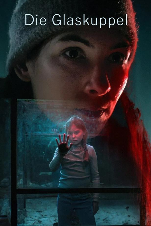 Das Filmplakat für „Die Glaskuppel“ zeigt eine Frau und ein Mädchen hinter Glas.