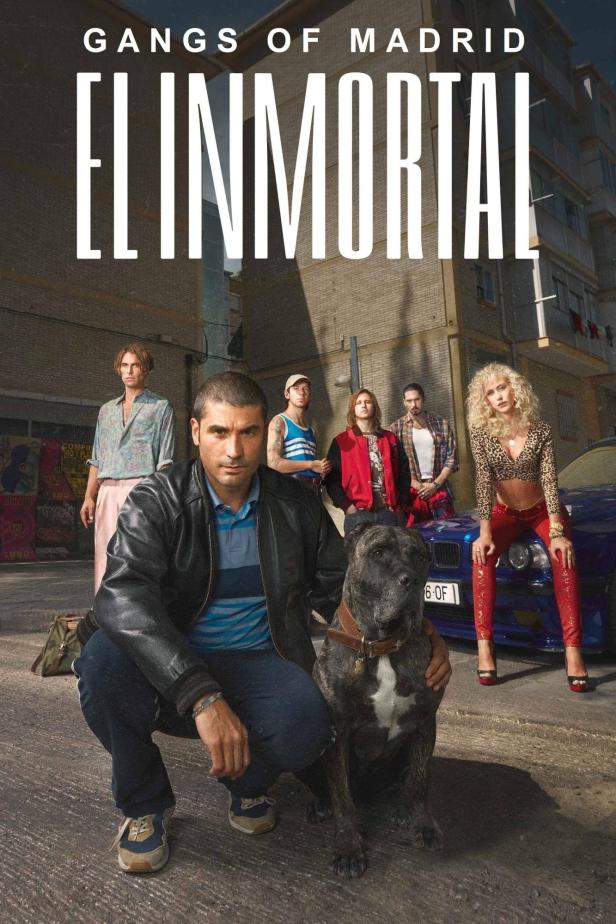 Das Filmplakat zu „Gangs of Madrid: El Inmortal“ zeigt eine Gruppe von Personen und einen Hund vor einem Gebäude.