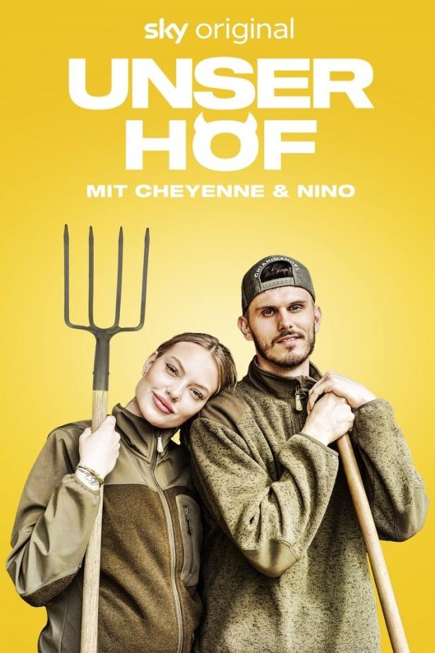 Das Poster für „Unser Hof“ mit Cheyenne und Nino vor gelbem Hintergrund.