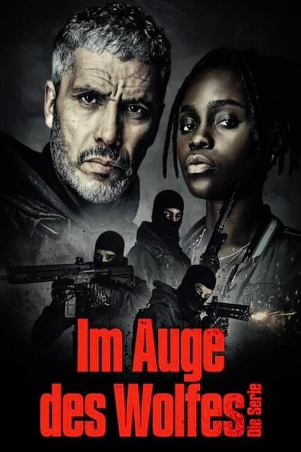 Das Filmplakat zu „Im Auge des Wolfes“ zeigt zwei Protagonisten und bewaffnete Personen.