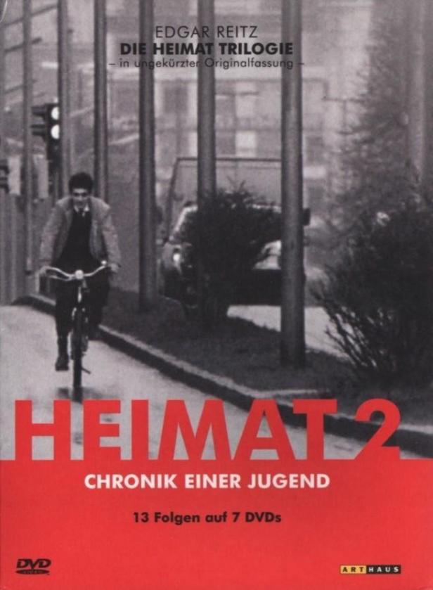 Das DVD-Cover von Edgar Reitz' „Heimat 2: Chronik einer Jugend“ zeigt einen Radfahrer.