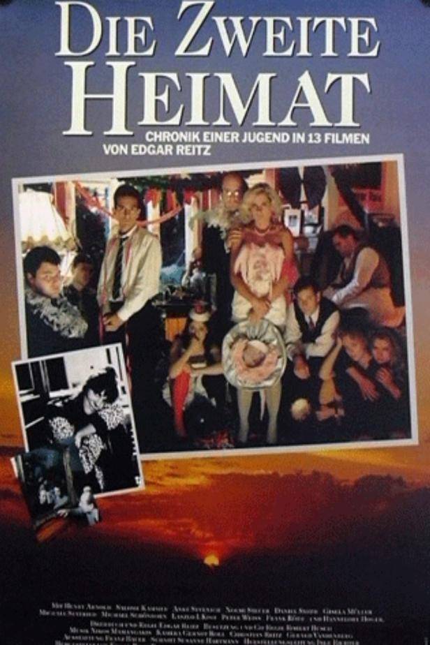 Das Filmplakat für „Die Zweite Heimat“ von Edgar Reitz zeigt eine Gruppenaufnahme der Darsteller.