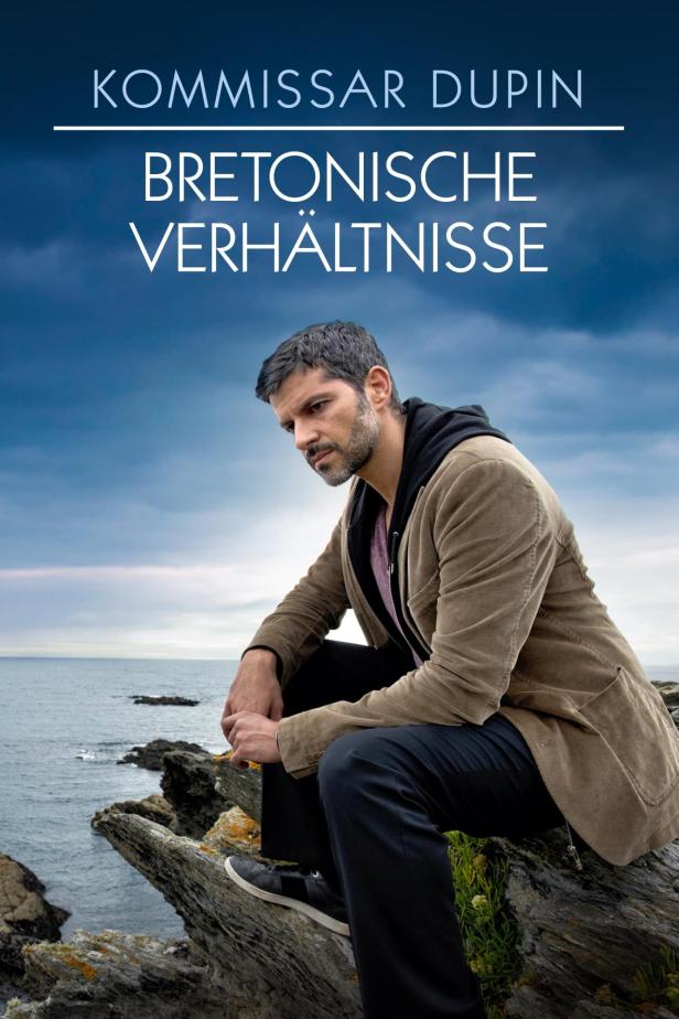 Das Filmplakat zu „Kommissar Dupin – Bretonische Verhältnisse“ zeigt Kommissar Dupin an der Küste.