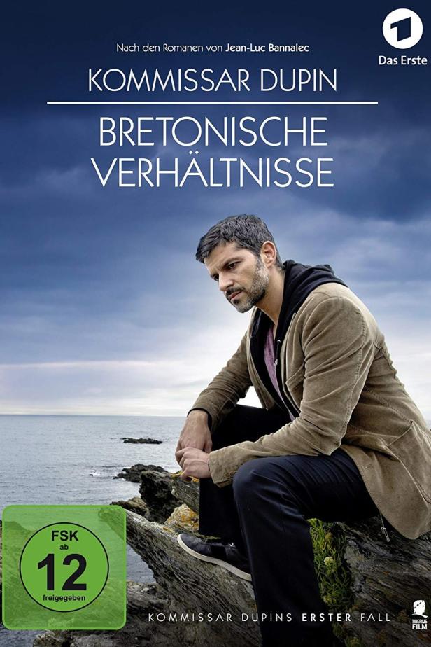 Das Filmplakat für „Kommissar Dupin – Bretonische Verhältnisse“ zeigt Kommissar Dupin an der Küste.