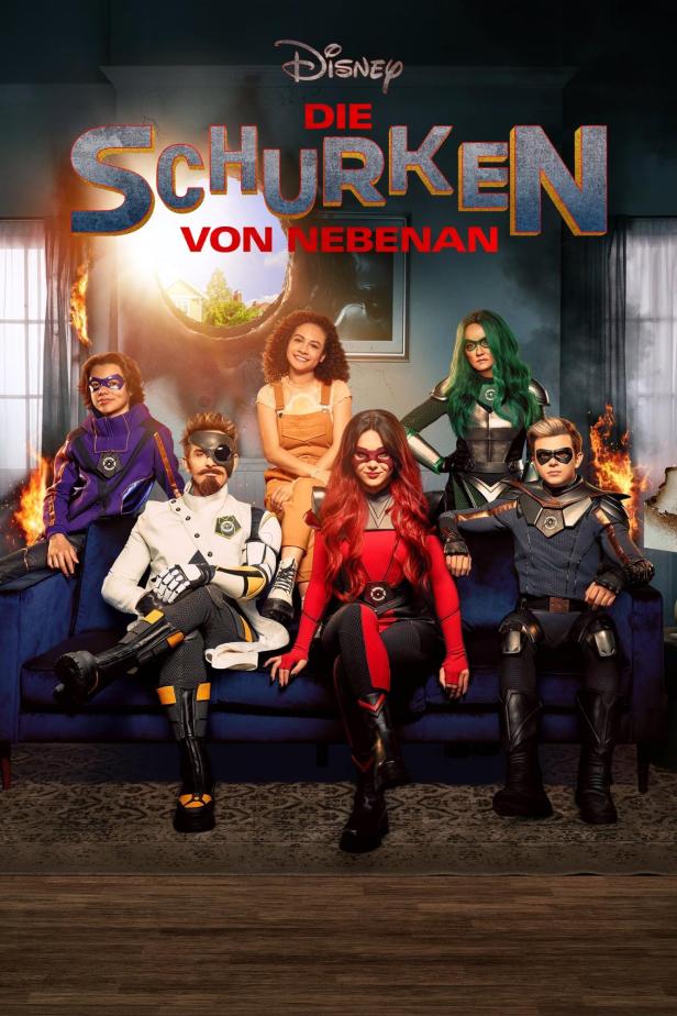 Das Filmplakat für „Die Schurken von Nebenan“ zeigt sechs Schauspieler in Superheldenkostümen auf einem Sofa.