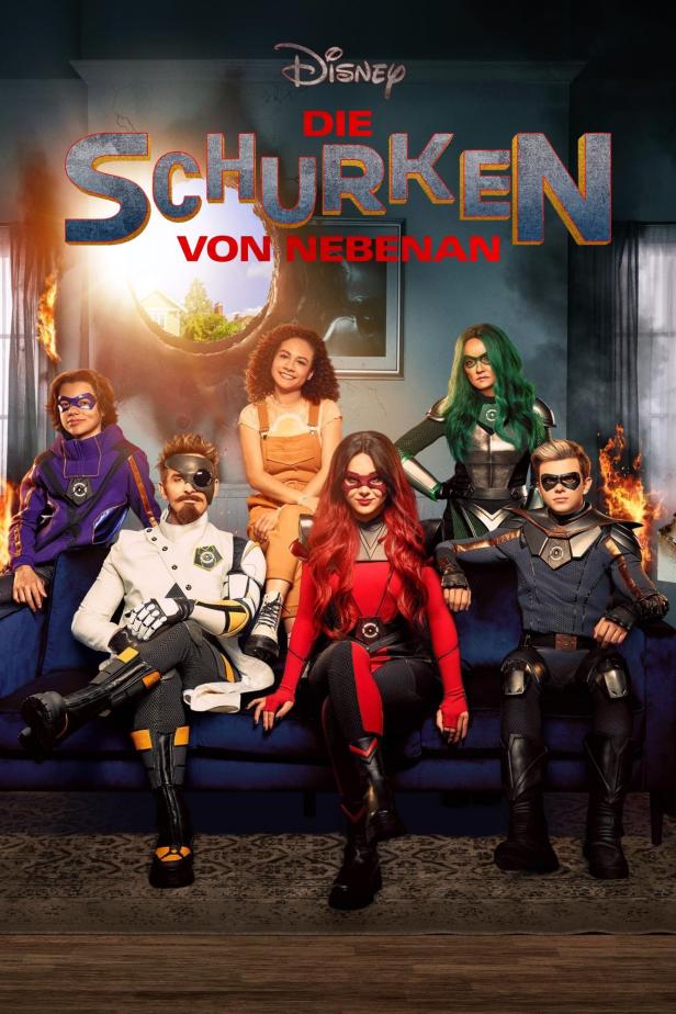 Das Filmplakat für „Die Schurken von Nebenan“ zeigt sechs kostümierte Personen auf einem Sofa.