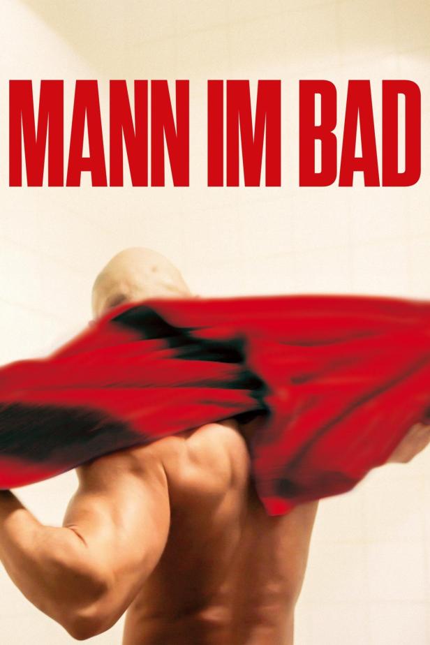 Das Filmplakat für „Mann im Bad“ zeigt einen Mann, der sich ein rotes Handtuch über die Schulter wirft.