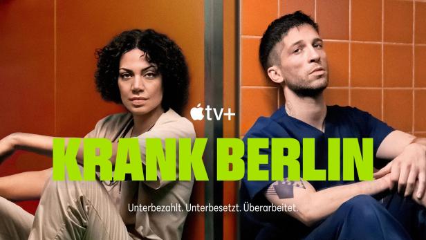 Werbeplakat für die Apple TV+ Serie „Krank Berlin“ mit zwei medizinischen Fachkräften.
