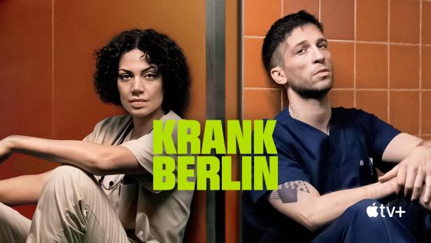 Das Poster für die Serie „Krank Berlin“ zeigt zwei medizinische Fachkräfte vor orangefarbenen Kacheln.