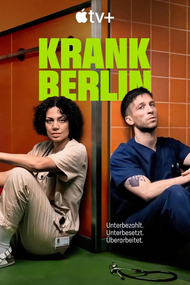 Das Poster für „Krank Berlin“ auf Apple TV+ zeigt zwei erschöpfte Pflegekräfte.