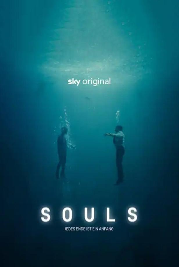 Das Poster für die Sky Original Serie „Souls“ zeigt zwei Personen unter Wasser.