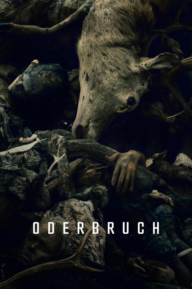 Das Poster für die deutsche Mystery-Serie „Oderbruch“ zeigt eine verstörende Szene mit Tierkadavern und einer Hand.