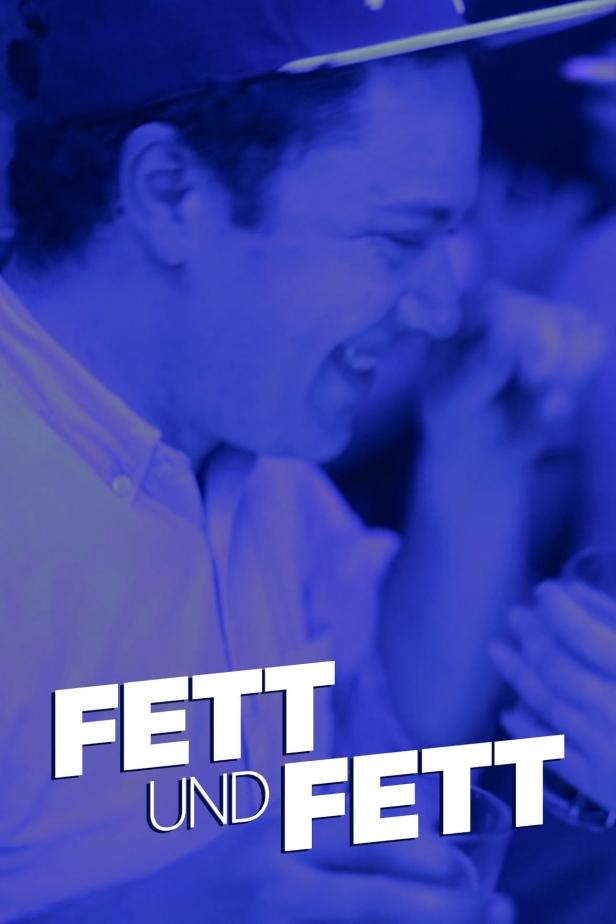 Ein lachender Mann mit Kappe im blauen Licht, im Vordergrund der Schriftzug „Fett und Fett“.