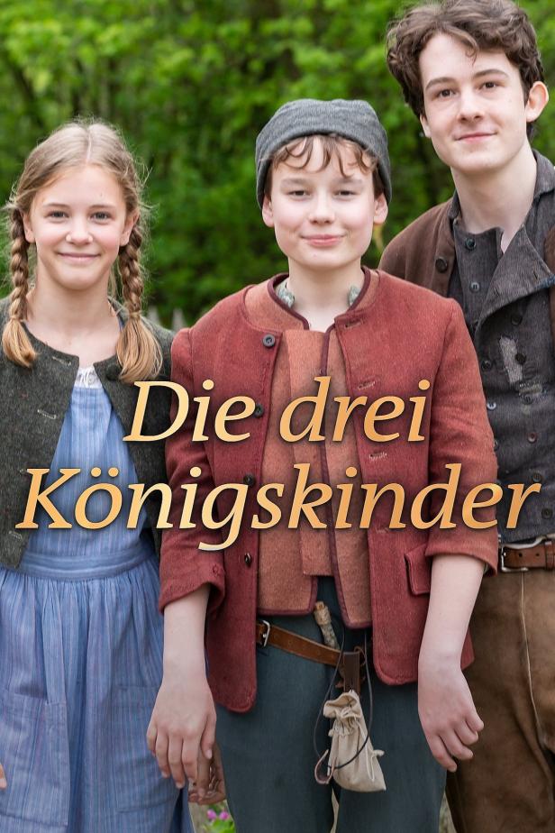 Drei junge Schauspieler in Kostümen für den Film „Die drei Königskinder“.