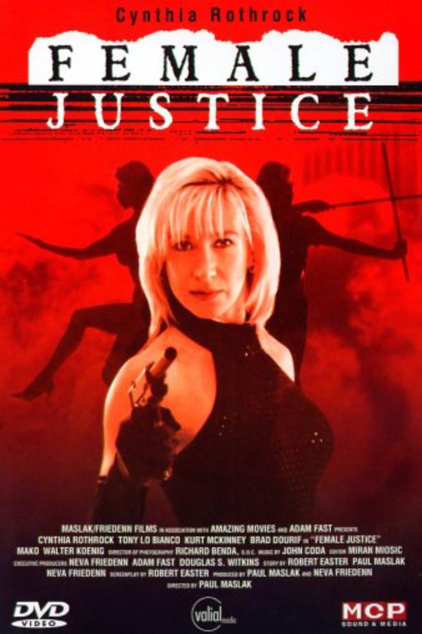 Das Filmplakat für „Female Justice“ mit Cynthia Rothrock, die eine Waffe hält.