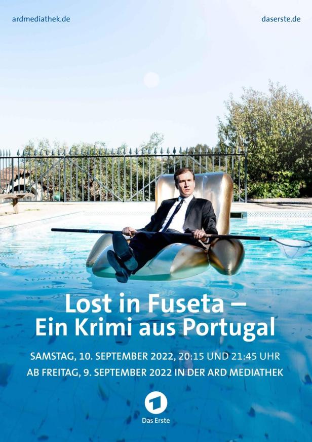Ein Mann im Anzug sitzt auf einem aufblasbaren Sessel in einem Pool, Werbung für „Lost in Fuseta – Ein Krimi aus Portugal“.