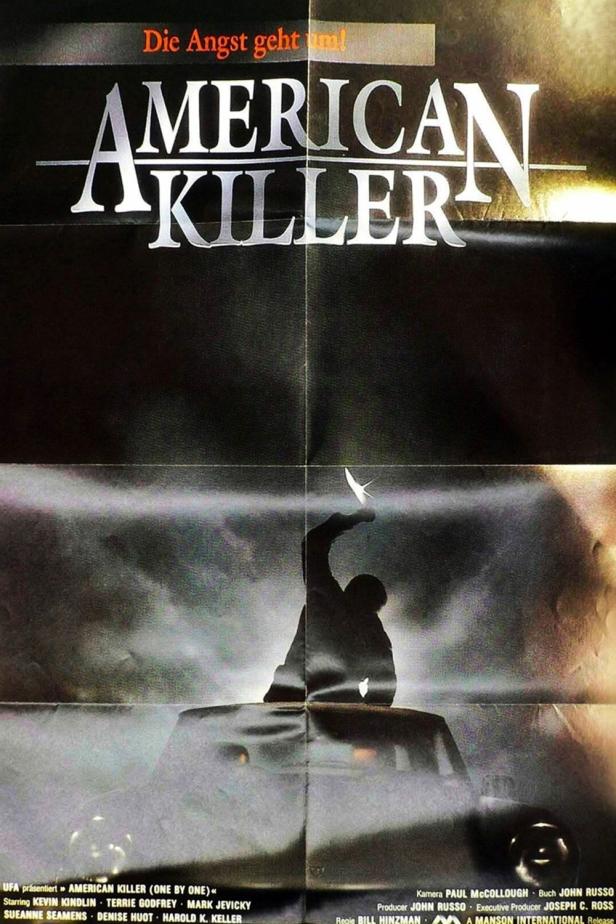 Ein Filmposter für „American Killer“ zeigt eine dunkle Gestalt mit einem Messer auf einem Auto.