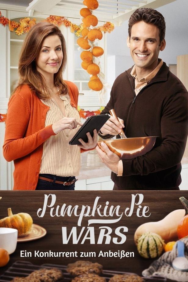 Ein Mann rührt Teig in einer Schüssel, während eine Frau auf ein Tablet schaut. Im Vordergrund der Filmtitel „Pumpkin Pie Wars“.
