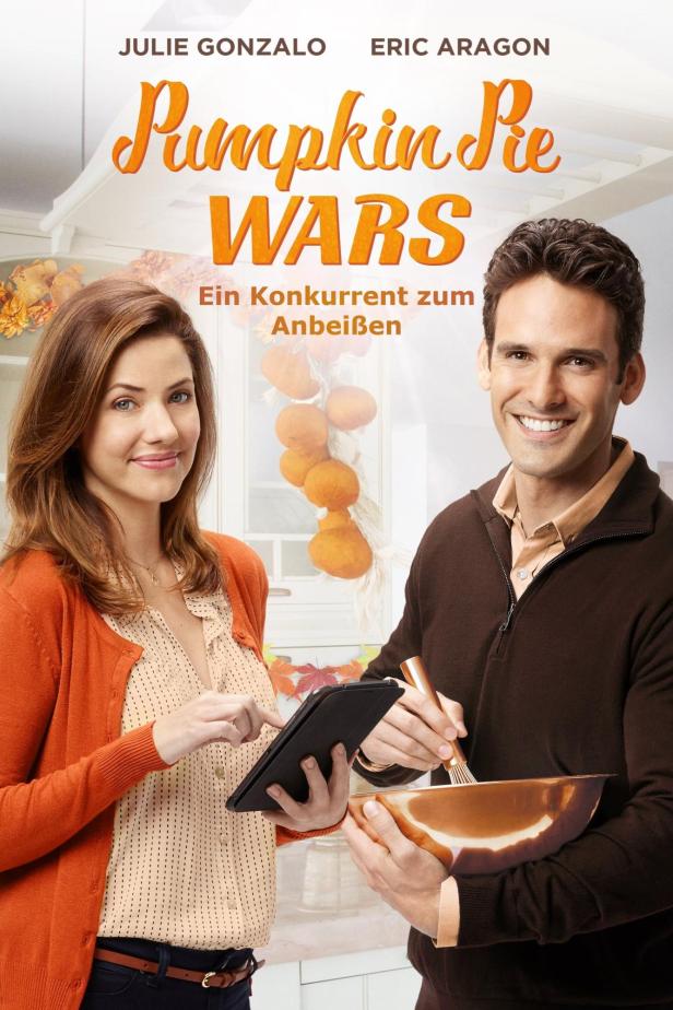 Das Filmplakat für „Pumpkin Pie Wars“ zeigt Julie Gonzalo und Eric Aragon beim Kürbiskuchenbacken.