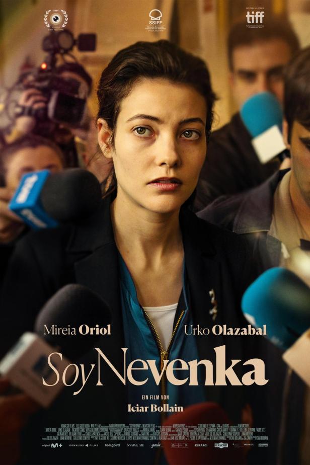 Das Filmplakat für „Soy Nevenka“ zeigt Mireia Oriol inmitten einer Traube von Mikrofonen.