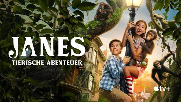 Ein Junge und ein Mädchen mit Schimpansen klettern auf einen Baum vor einem Haus.