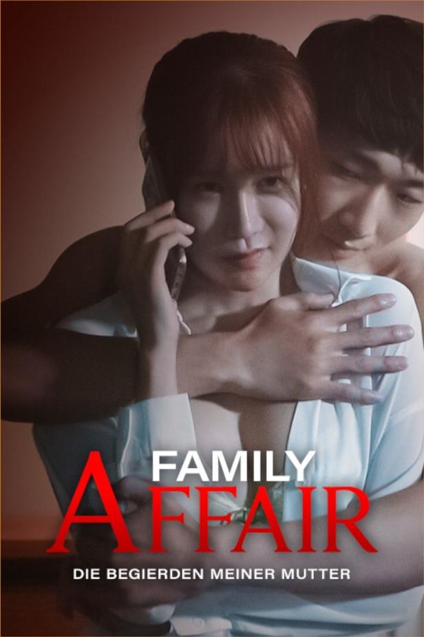 Das Filmplakat für „Family Affair: Die Begierden meiner Mutter“ zeigt eine Frau am Telefon, die von einem Mann umarmt wird.