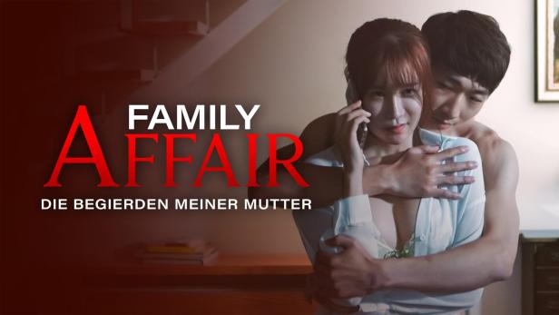 Ein Mann umarmt eine Frau, die telefoniert; Filmtitel „Family Affair“.