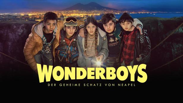 Fünf Kinder stehen vor dem Hintergrund von Neapel für den Film „Wonderboys: Der geheime Schatz von Neapel“.