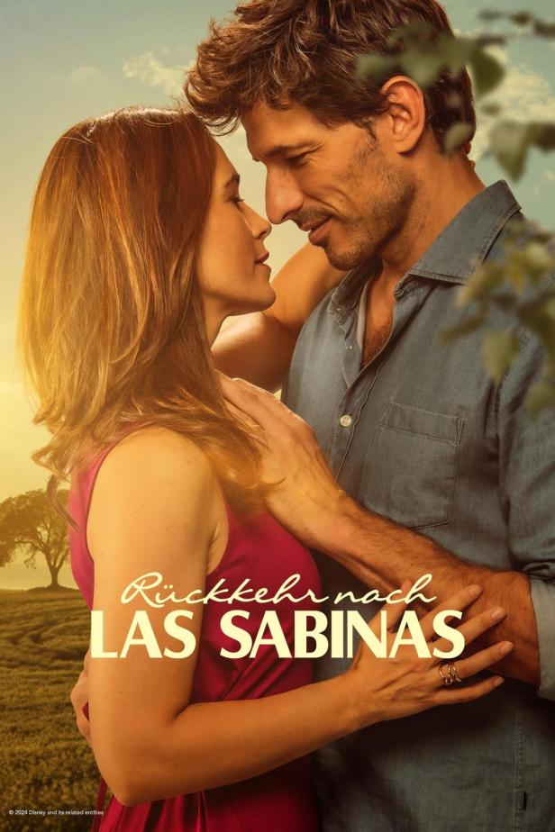 Ein Paar umarmt sich innig vor dem Hintergrund des Films „Rückkehr nach Las Sabinas“.