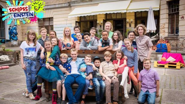 Eine Gruppe von Jugendlichen posiert für ein Foto vor dem „Schloss Einstein“.