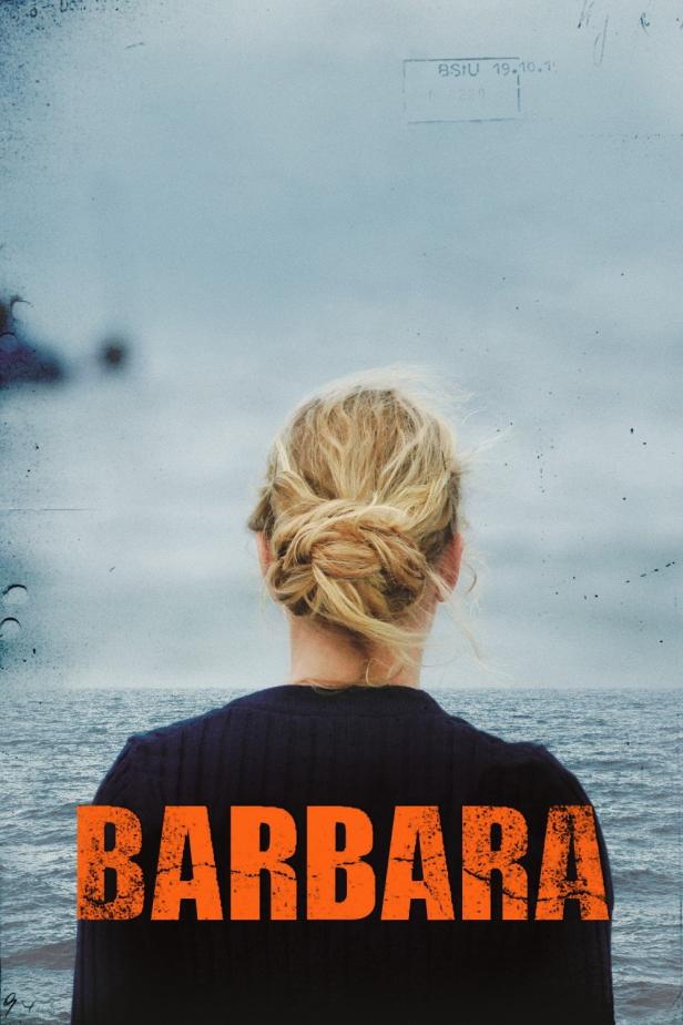 Das Filmplakat für „Barbara“ zeigt eine Frau, die auf das Meer blickt.