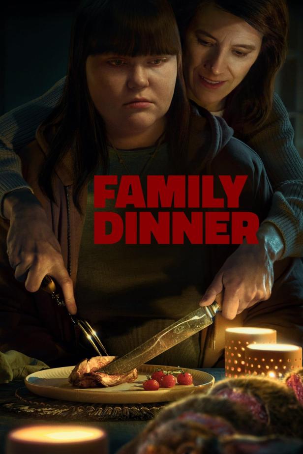 Eine junge Frau wird beim Anschneiden von Fleisch von einer älteren Frau umarmt; Filmposter „Family Dinner“.