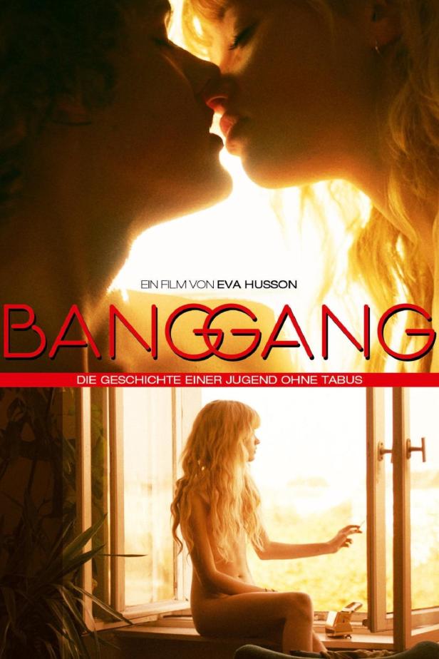 Das Filmplakat für „Bang Gang“ zeigt eine Nahaufnahme eines küssenden Paares und ein junges Mädchen am Fenster.
