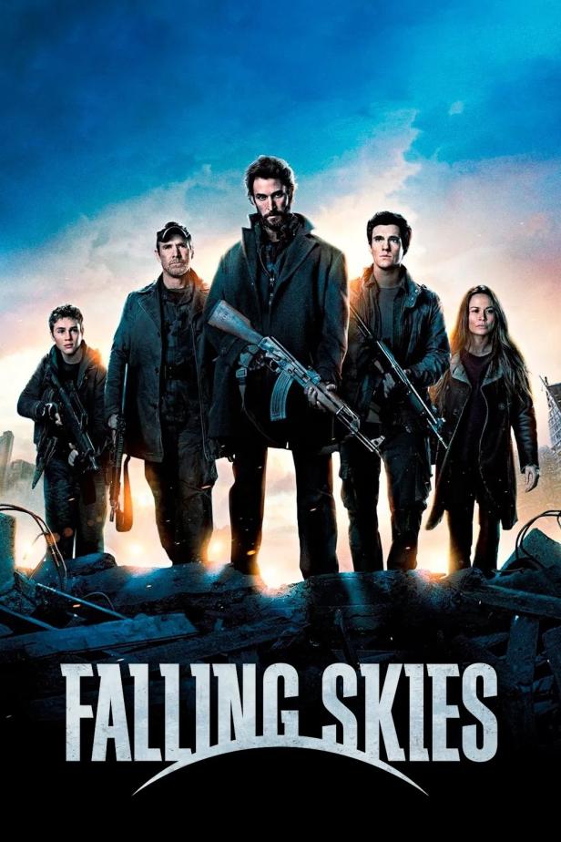 Das Filmplakat zu „Falling Skies“ zeigt eine Gruppe bewaffneter Überlebender vor einem apokalyptischen Himmel.