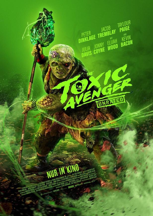 Das Filmplakat für „The Toxic Avenger“ zeigt den entstellten Rächer mit einem Stab in der Hand.