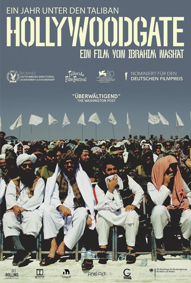 Das Filmplakat für „Hollywoodgate“ zeigt Taliban-Mitglieder vor einer Menge und wehenden Flaggen.