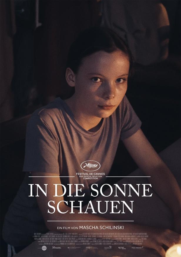 Das Filmplakat zeigt eine junge Frau für den Film „In die Sonne schauen“.