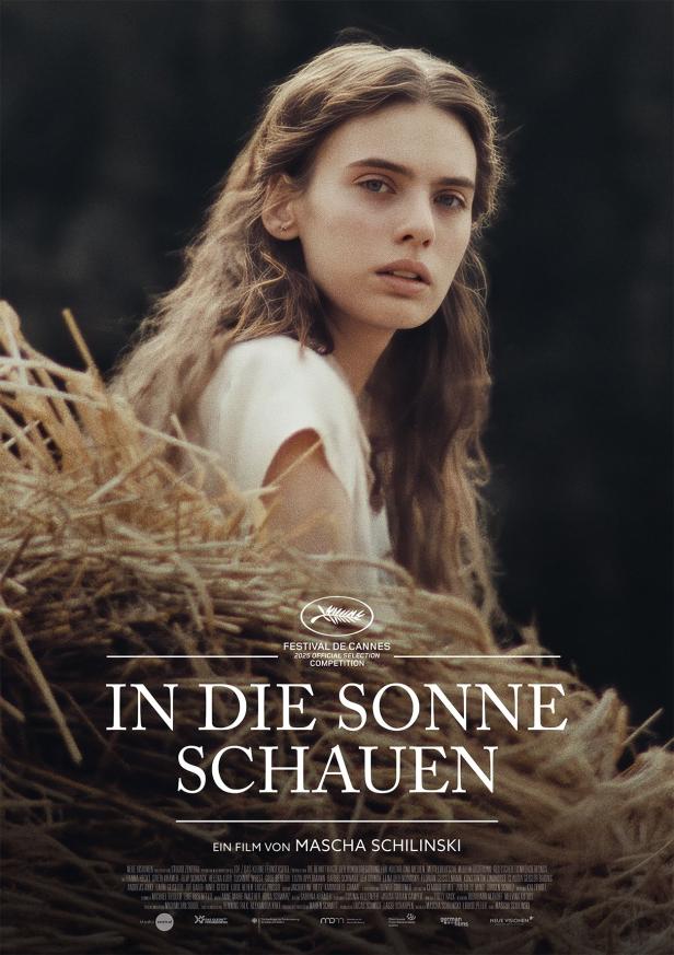 Das Filmplakat für „In die Sonne schauen“ zeigt eine junge Frau vor einem Hintergrund aus Stroh.