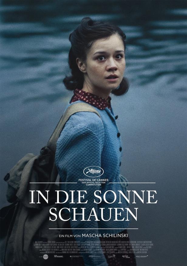 Das Filmplakat für „In die Sonne schauen“ zeigt eine junge Frau vor einem dunklen Gewässer.