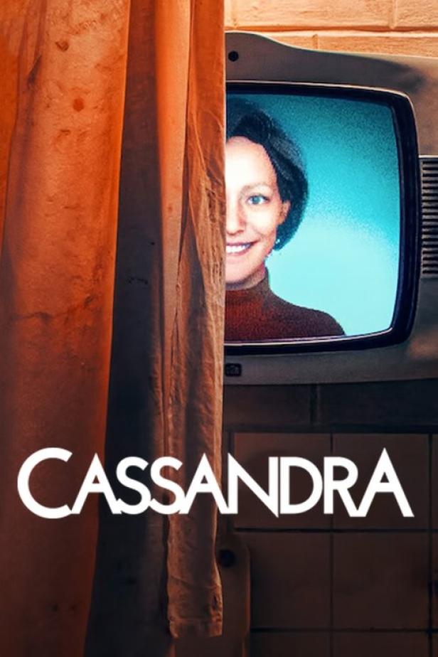 Das Filmplakat für „Cassandra“ zeigt eine Frau auf einem alten Fernsehbildschirm.