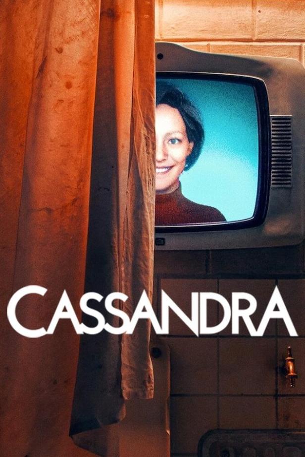 Das Filmplakat für „Cassandra“ zeigt eine Frau auf einem alten Fernseher hinter einem Duschvorhang.