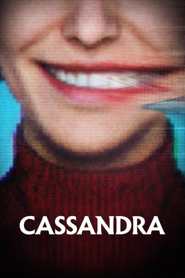 Das verzerrte Gesicht einer lächelnden Person, darunter der Titel „Cassandra“.
