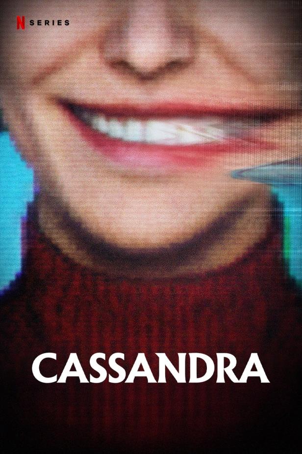 Das Poster für die „Cassandra“-Serie zeigt das Gesicht einer lächelnden Person mit einem roten Rollkragenpullover.