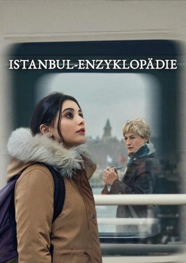 Das Filmplakat für „Istanbul-Enzyklopädie“ zeigt zwei Frauen vor einer Istanbuler Stadtansicht.