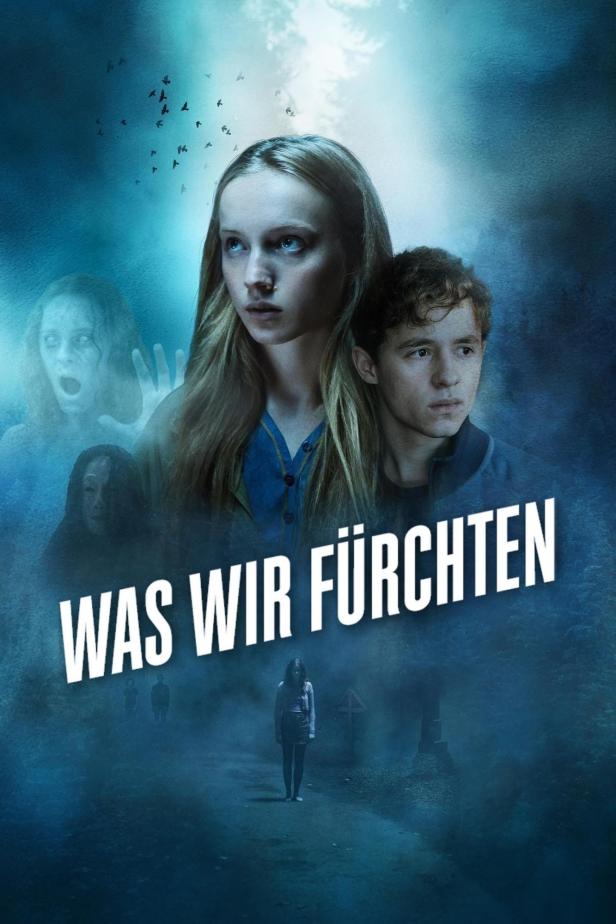 Das Filmplakat für „Was wir fürchten“ zeigt zwei Jugendliche und Geister vor einem Friedhof.