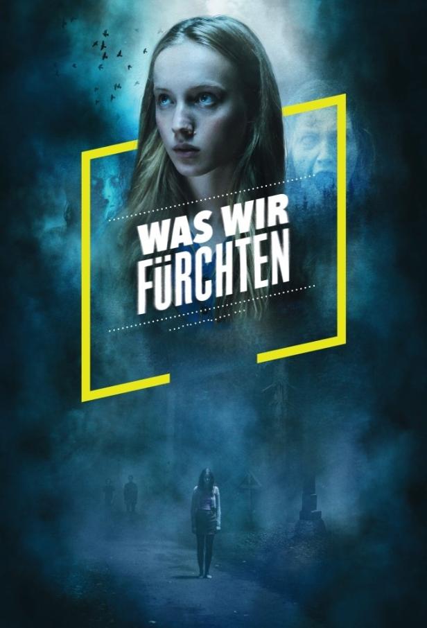Das Filmplakat für „Was wir fürchten“ zeigt eine junge Frau vor einem nebligen Friedhof.